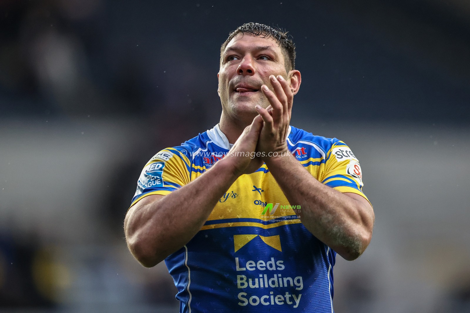 Ryan Hall of Leeds Rhinos applauds the fans after the game during the Betfred Super League Round 8 match Leeds Rhinos vs Huddersfield Giants at Headingley Stadium, Leeds, United Kingdom, 18th April 2025

(Photo by Alfie Cosgrove/News Images)