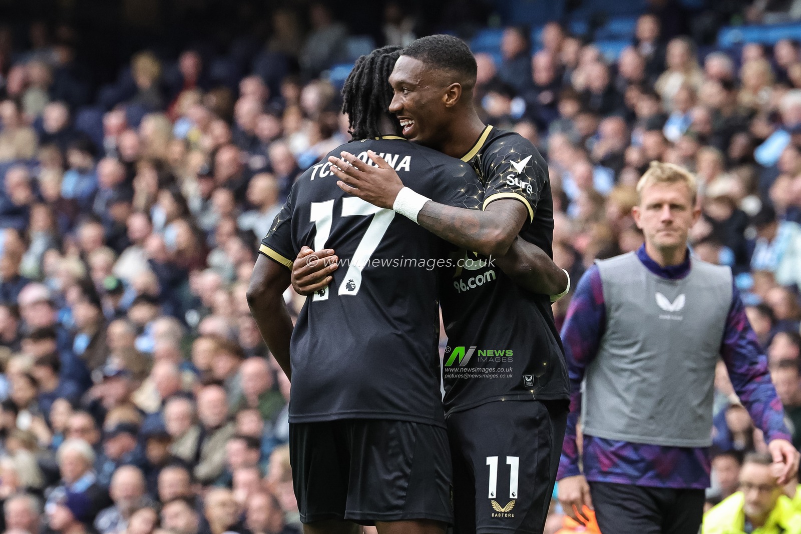Jaidon Anthony of Burnley celebrates his goal to make it 1-1 during the Premier League match Manchester City vs Burnley at Etihad Stadium, Manchester, United Kingdom, 27th September 2025

(Photo by Mark Cosgrove/News Images)