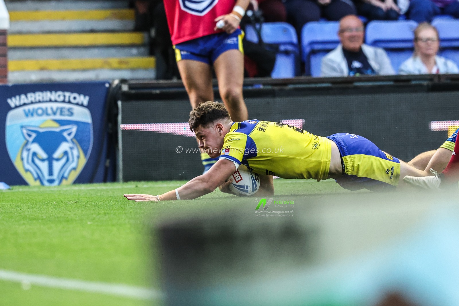 Josh Thewlis of Warrington Wolves scores a solo try during the Betfred Super League round 21 match Warrington Wolves vs Wigan Warriors at Halliwell Jones Stadium, Warrington, United Kingdom, 8th August 2025

(Photo by Alfie Cosgrove/News Images)