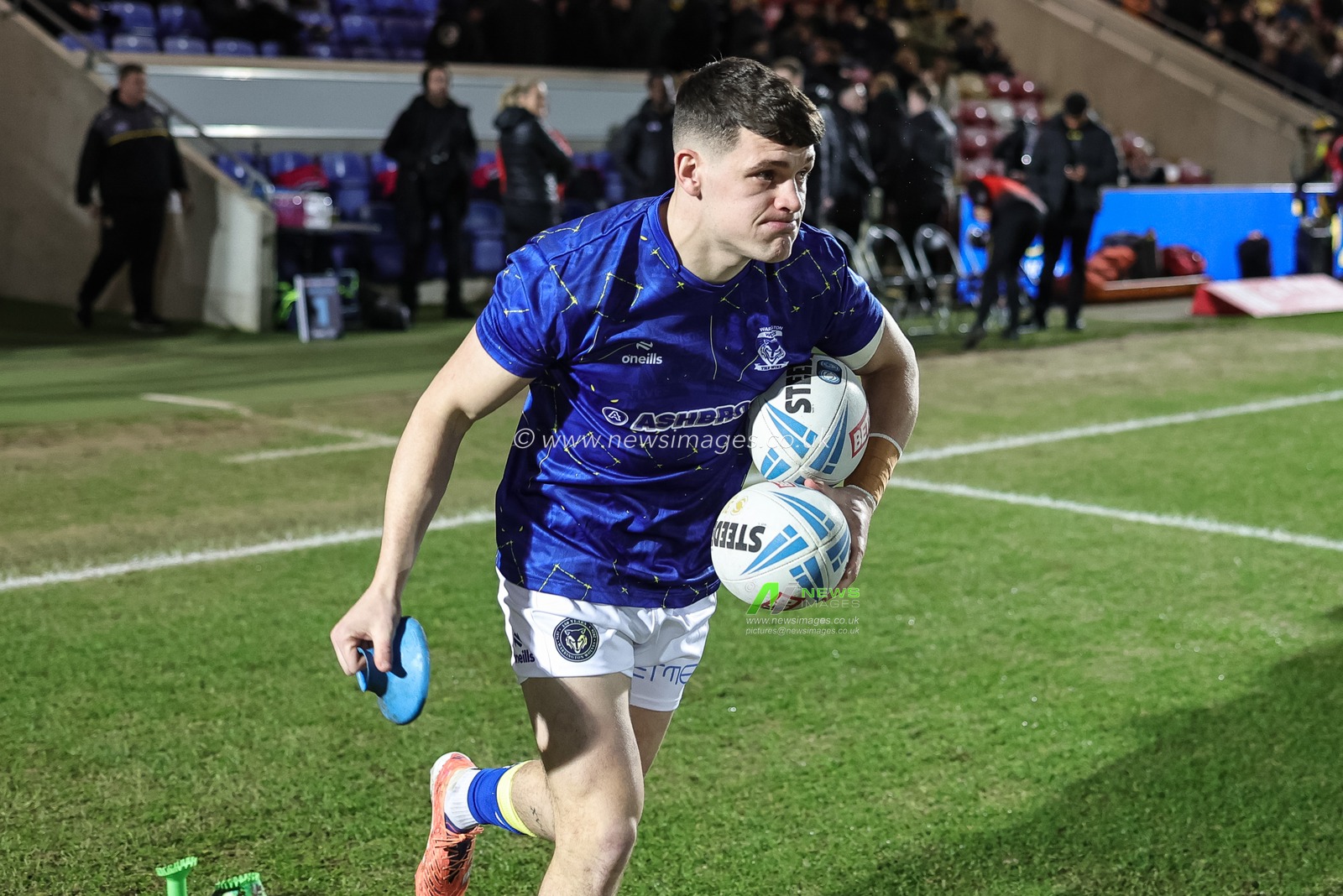 Josh Thewlis of Warrington Wolves in the pre-game warm up during the Betfred Super League Round 4 match York Knights vs Warrington Wolves at LNER Community Stadium, York, United Kingdom on 06 March 2026

(Photo by Mark Cosgrove/News Images)