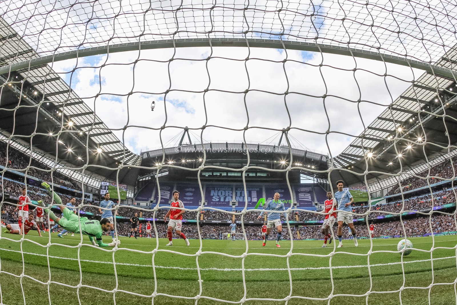 Rayan Cherki of Manchester City scores to make it 1-0 during the Premier League match Manchester City vs Arsenal at Etihad Stadium, Manchester, United Kingdom on 19 April 2026

(Photo by Mark Cosgrove/News Images)
