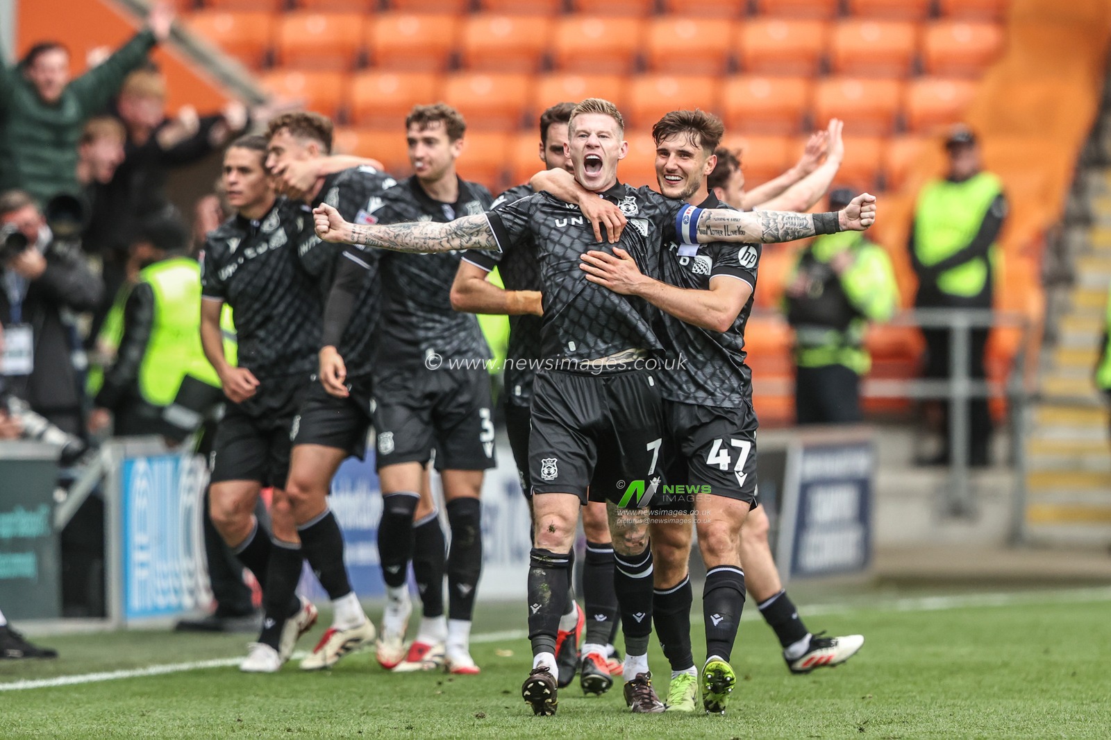 James McClean of Wrexham goads the Blackpool fans after he scores to make it 0-1 during the Sky Bet League 1 match Blackpool vs Wrexham at Bloomfield Road, Blackpool, United Kingdom, 21st April 2025

(Photo by Alfie Cosgrove/News Images)