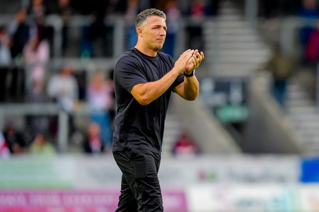  Warrington Wolves manager Sam Burgess applauds the fans during the pre-game warm up session during the Betfred Super League round 14 match St Helens vs Warrington Wolves at The BrewDog Stadium, St Helens, United Kingdom on 11 June 2026

(Photo by Maynard Manyowa/News Images)