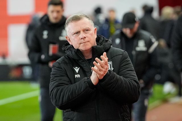 Mark Robins manager of Stoke City applauds the fans before the kick off during the Sky Bet Championship match Stoke City vs Oxford United at Bet365 Stadium, Stoke On Trent, United Kingdom on 25 February 2026

(Photo by Maynard Manyowa/News Images)
