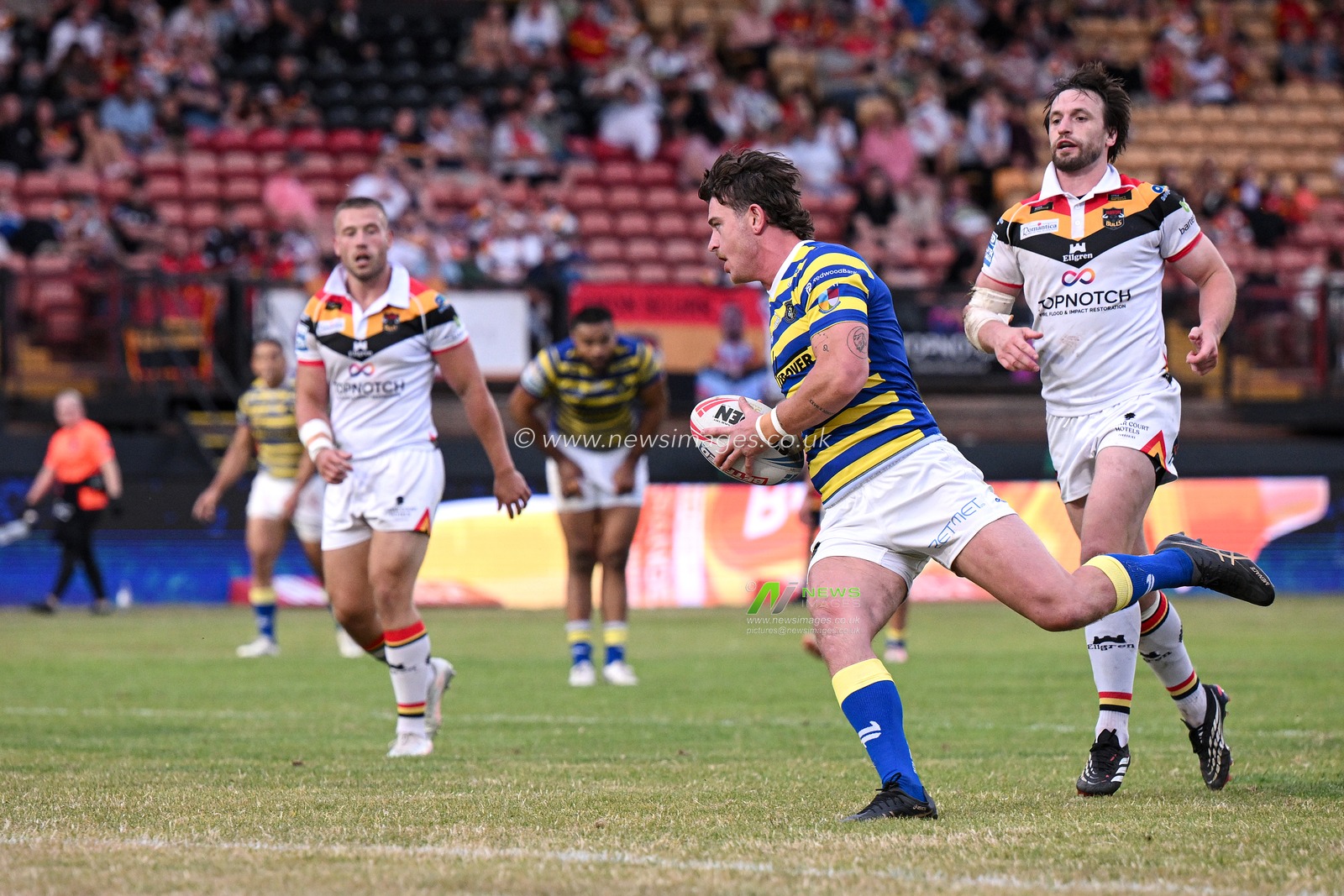 Jordan Crowther of Warrington Wolves scores his team's fifth try during the Betfred Super League round 22 match Bradford Bulls vs Warrington Wolves at Odsal Stadium, Bradford, United Kingdom on 08 August 2026

(Photo by Ben Roberts/News Images)