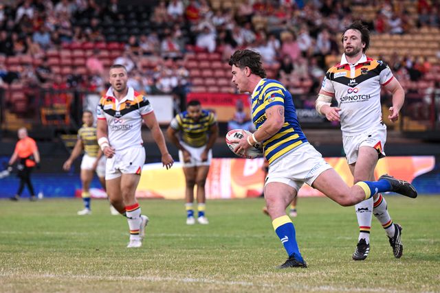 Jordan Crowther of Warrington Wolves scores his team's fifth try during the Betfred Super League round 22 match Bradford Bulls vs Warrington Wolves at Odsal Stadium, Bradford, United Kingdom on 08 August 2026

(Photo by Ben Roberts/News Images)