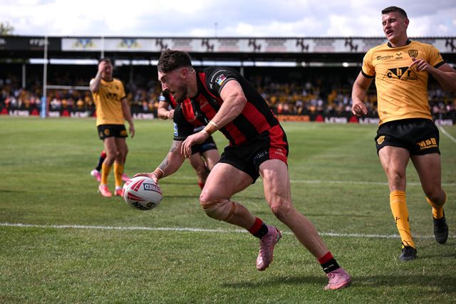 Toby King of Warrington Wolves makes a try during the Betfred Super League round 21 match Castleford Tigers vs Warrington Wolves at OneBore Stadium, Castleford, Untied Kingdom on 01 August 2026

(Photo by Ben Roberts/News Images)
