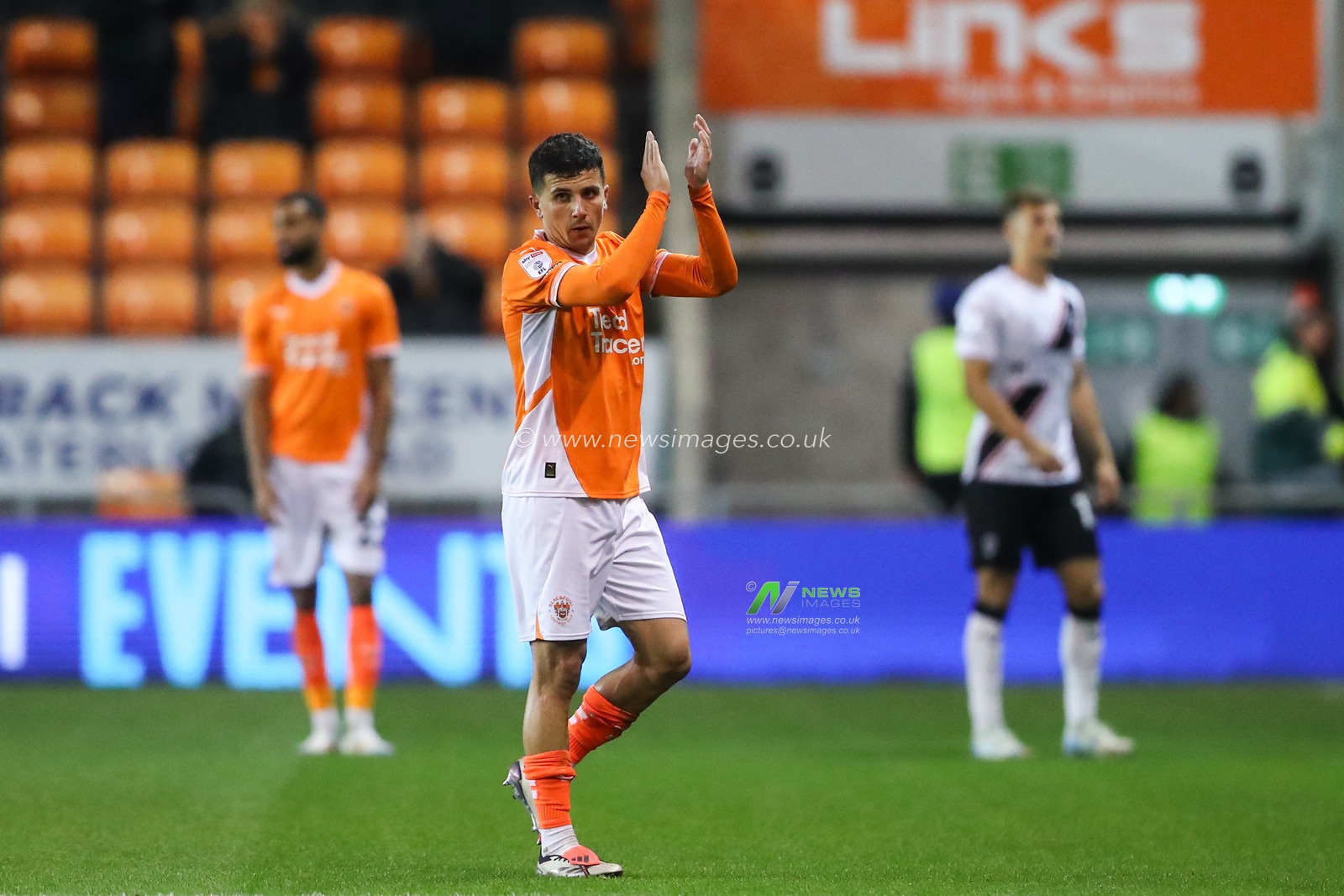 Albie Morgan of Blackpool applauds the home fans as he leaves the pitch during the Sky Bet League 1 match Blackpool vs Lincoln City at Bloomfield Road, Blackpool, United Kingdom, 1st October 2024

(Photo by Gareth Evans/News Images)