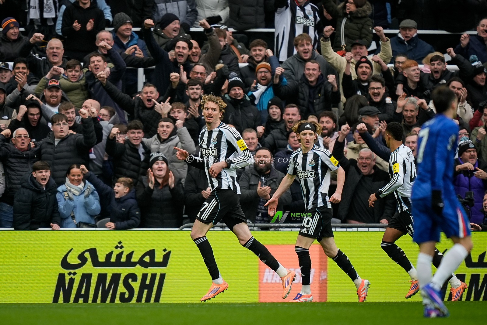 Nick Woltemade of Newcastle United celebrates his goal to make it 1-0 during the Premier League match Newcastle United vs Chelsea at St. James's Park, Newcastle, United Kingdom, 20th December 2025

(Photo by Maynard Manyowa/News Images)

*** GER AUT SUI OUT ***