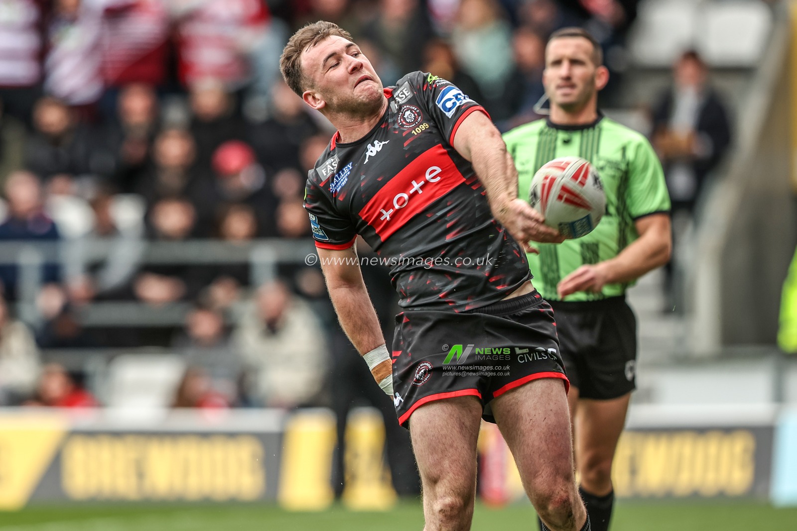Harry Smith of Wigan Warriors celebrates his try during the Betfred Super League round 7 match St Helens vs Wigan Warriors at The BrewDog Stadium, St Helens, United Kingdom on 03 April 2026

(Photo by Alfie Cosgrove/News Images)