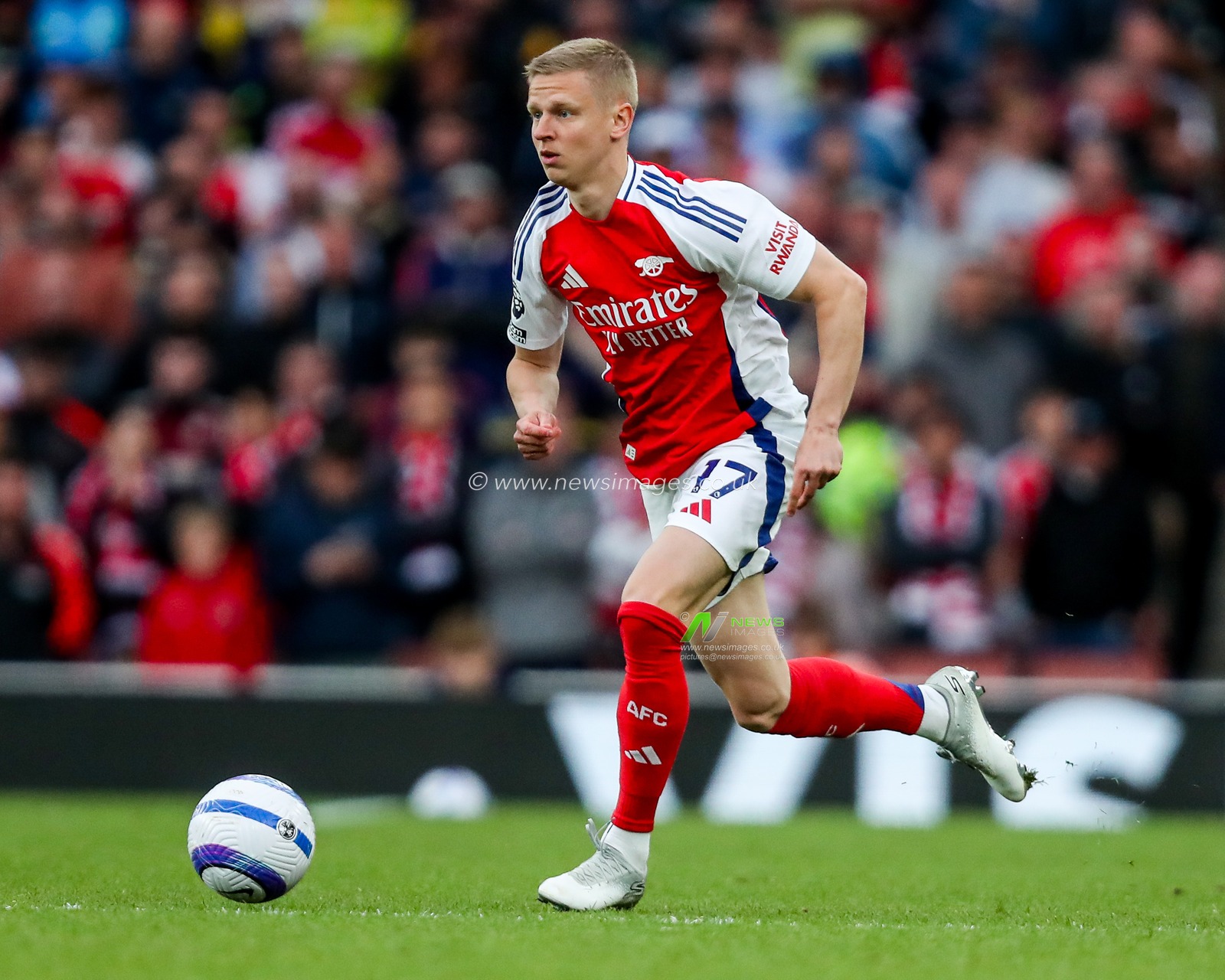 Oleksandr Zinchenko of Arsenal runs with the ball during the Premier League match Arsenal vs Bournemouth at Emirates Stadium, London, United Kingdom, 3rd May 2025

(Photo by Izzy Poles/News Images)