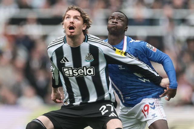 Nick Woltemade of Newcastle United holds back Habib Diarra of Sunderland during the Premier League match Newcastle Untied vs Sunderland at St. James's Park, Newcastle, United Kingdom on 22 March 2026

(Photo by Mark Cosgrove/News Images)