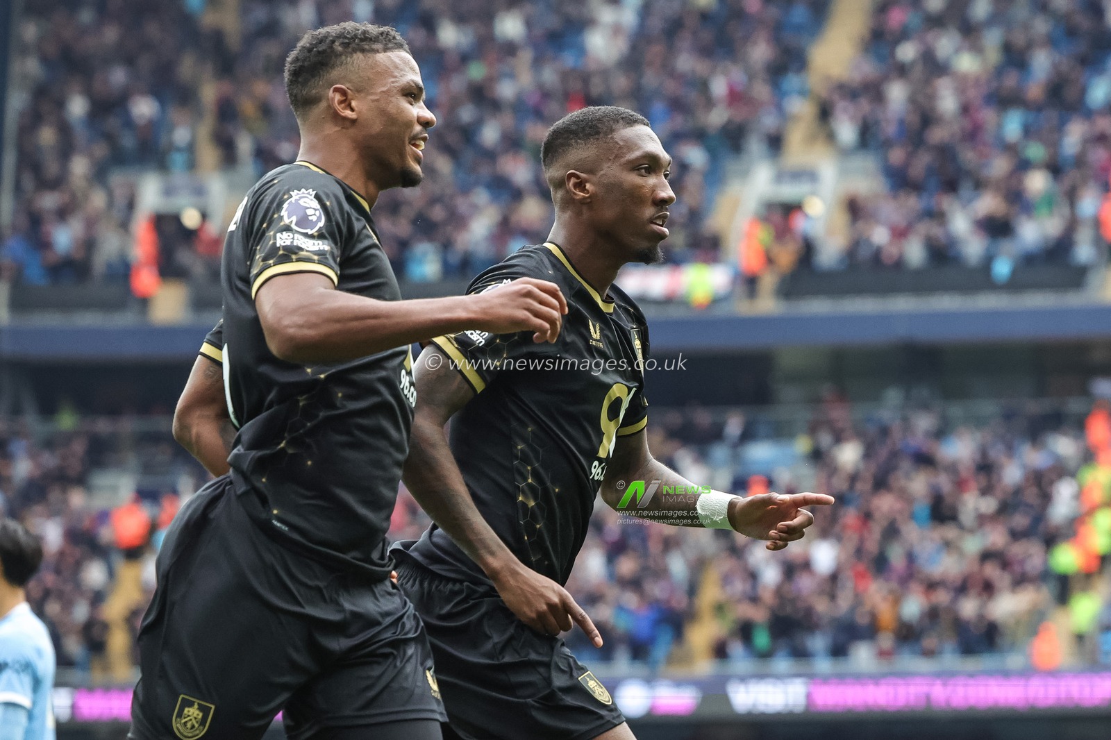 Jaidon Anthony of Burnley celebrates his goal to make it 1-1 during the Premier League match Manchester City vs Burnley at Etihad Stadium, Manchester, United Kingdom, 27th September 2025

(Photo by Mark Cosgrove/News Images)