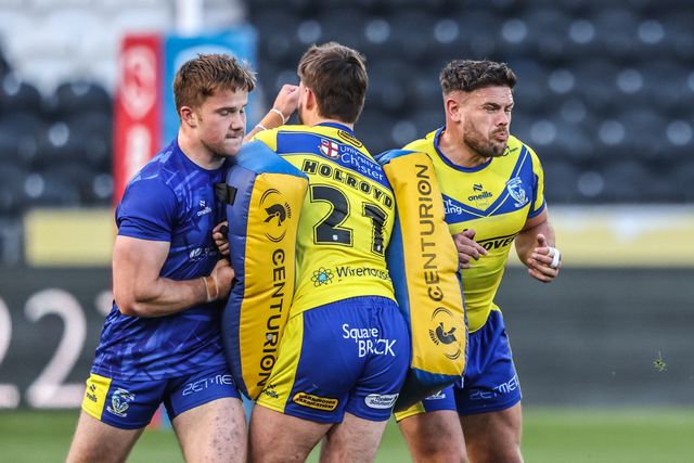 Luke Thomas of Warrington Wolves, Adam Holroyd of Warrington Wolves and Joe Philbin of Warrington Wolves in the pre-game warm up during the Betfred Super League Round 26 match Hull FC vs Warrington Wolves at MKM Stadium, Hull, United Kingdom, 13th September 2025

(Photo by Alfie Cosgrove/News Images)