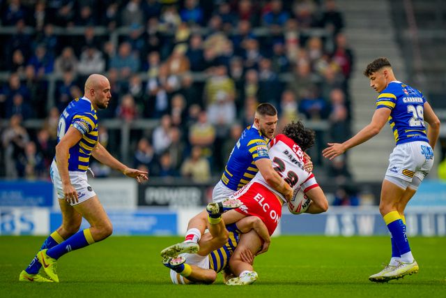 Danny Walker of Warrington Wolves tackles Jake Davies of St Helens R.F.C. during the Betfred Super League round 14 match St Helens vs Warrington Wolves at The BrewDog Stadium, St Helens, United Kingdom on 11 June 2026

(Photo by Maynard Manyowa/News Images)