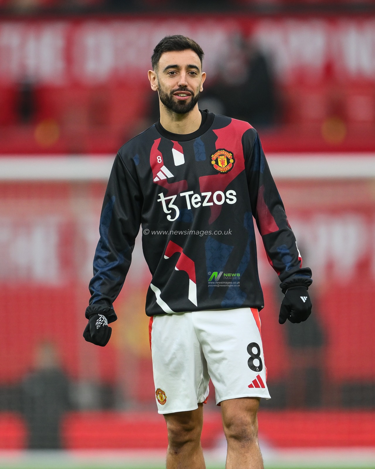 Bruno Fernandes of Manchester United during the pre-game warmup ahead of the Premier League match Manchester United vs Brighton and Hove Albion at Old Trafford, Manchester, United Kingdom, 19th January 2025

(Photo by Craig Thomas/News Images)