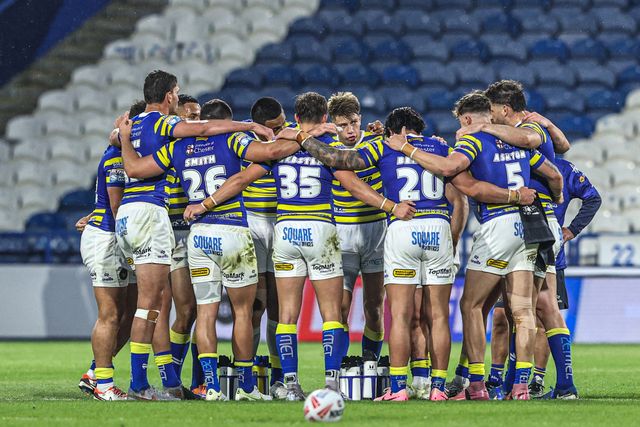 Warrington Wolves have a team huddle during the Betfred Super League round 10 match Huddersfield Giants vs Warrington Wolves at Accu Stadium, Huddersfield, United Kingdom on 02 May 2026

(Photo by Alfie Cosgrove/News Images)