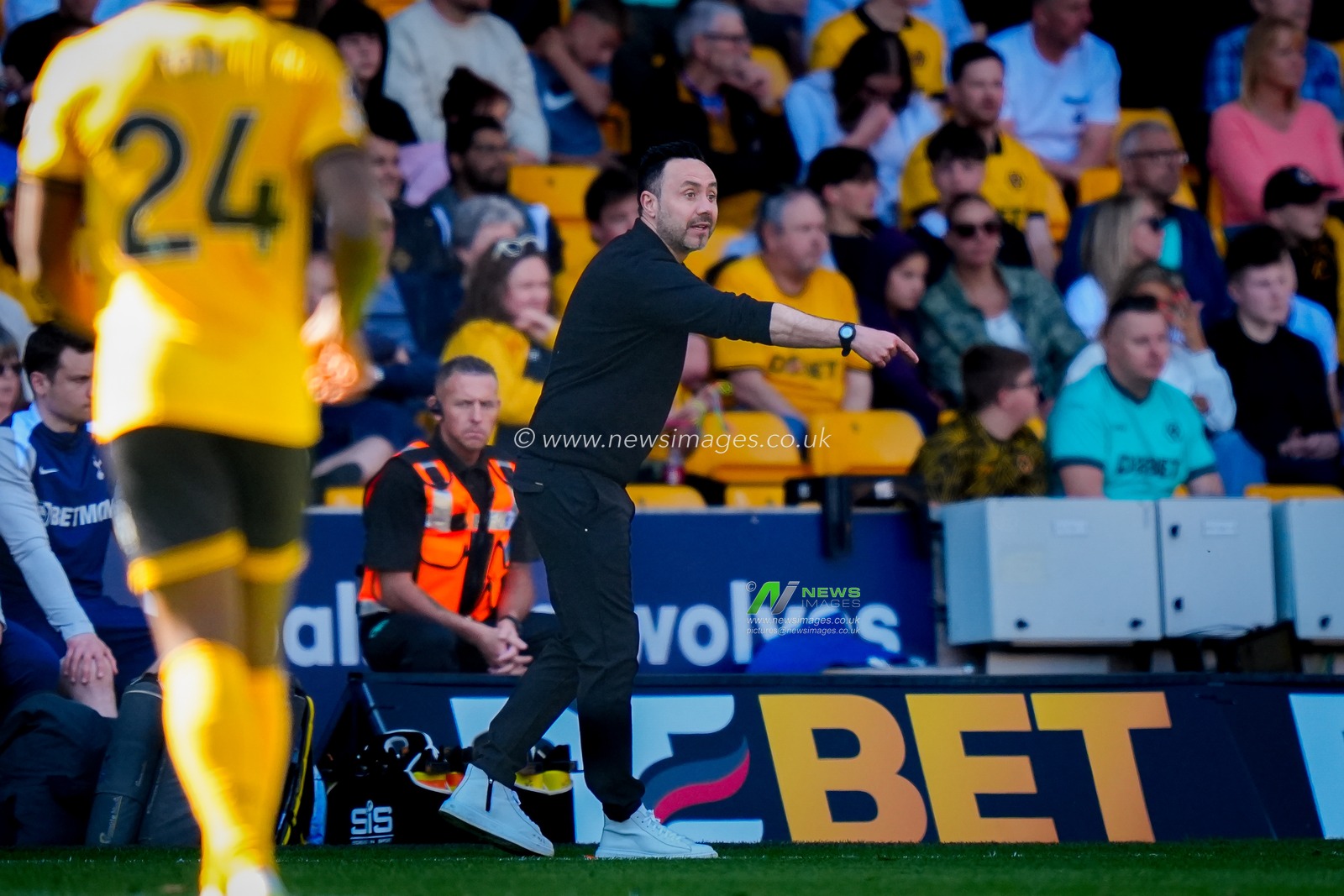 Roberto De Zerbi manager of Tottenham Hotspur gives his team instructions   during the Premier League match Wolverhampton Wanderers vs Tottenham Hotspur at Molineux, Wolverhampton, United Kingdom on 25 April 2026

(Photo by Maynard Manyowa/News Images)