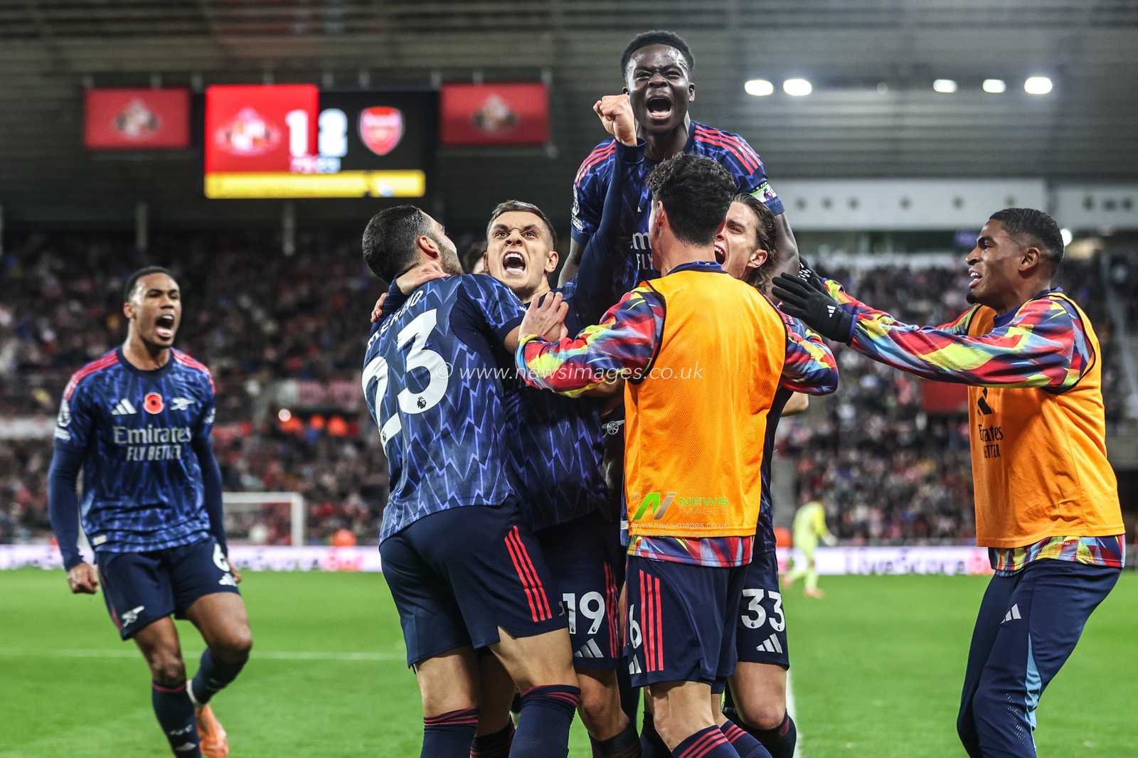 Leandro Trossard of Arsenal celebrates his goal to make it 1-2 during the Premier League match Sunderland vs Arsenal at Stadium Of Light, Sunderland, United Kingdom, 8th November 2025

(Photo by Alfie Cosgrove/News Images)

*** GER AUT SUI OUT ***