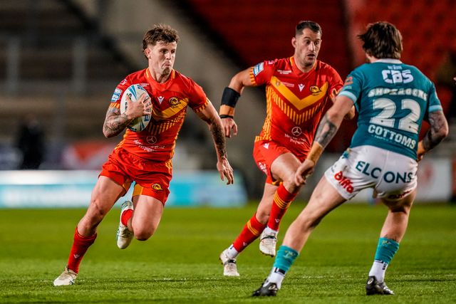 Toby Sexton of Catalans Dragons runs with the ball during the Betfred Challenge Cup Quarter Final match St Helens vs Catalans Dragons at The BrewDog Stadium, St Helens, United Kingdom on 10 April 2026

(Photo by Maynard Manyowa/News Images)