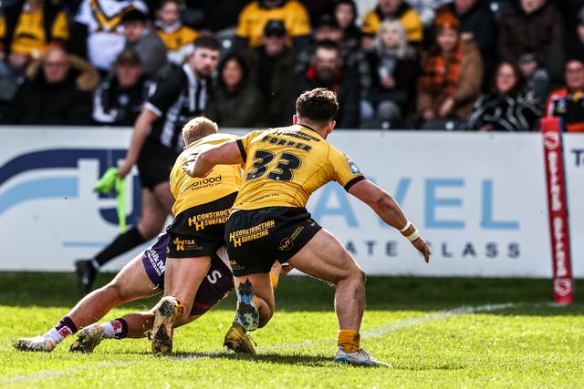 Tyson Smoothy of Wakefield Trinity goes over for a try during the Betfred Super League round 7 match Castleford Tigers vs Wakefield Trinity at OneBore Stadium, Castleford, Untied Kingdom on 05 April 2026

(Photo by Alfie Cosgrove/News Images)