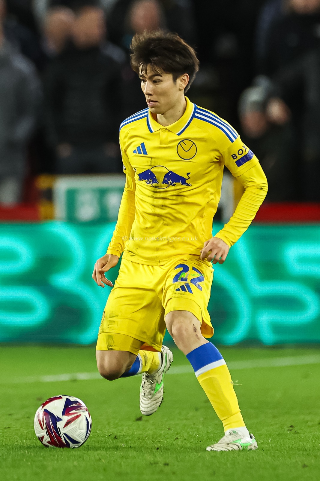 Ao Tanaka of Leeds United makes a break with the ball during the Sky Bet Championship match Sheffield United vs Leeds United at Bramall Lane, Sheffield, United Kingdom, 24th February 2025

(Photo by Mark Cosgrove/News Images)
