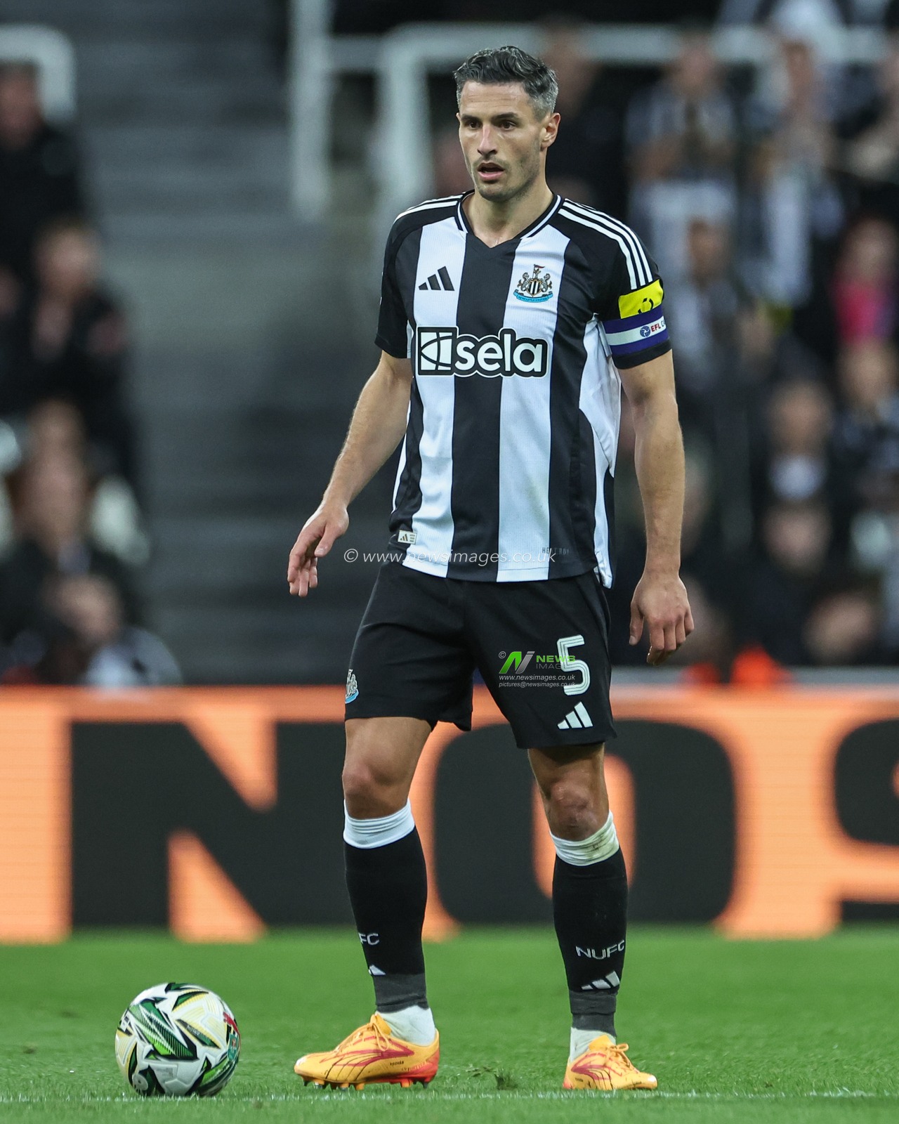 Fabian SchÃ¤r of Newcastle United during the Carabao Cup Last 16 match Newcastle United vs Chelsea at St. James's Park, Newcastle, United Kingdom, 30th October 2024

(Photo by Mark Cosgrove/News Images)