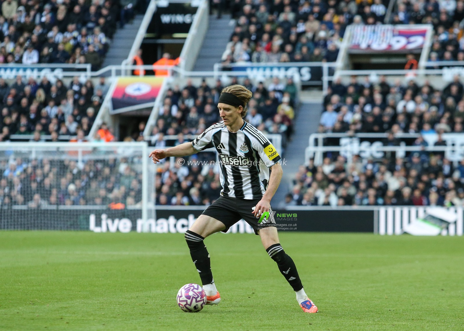 Anthony Gordon of Newcastle United in action during the Premier League match Newcastle United vs Fulham at St. James's Park, Newcastle, United Kingdom, 25th October 2025

(Photo by Richard Bierton/News Images)