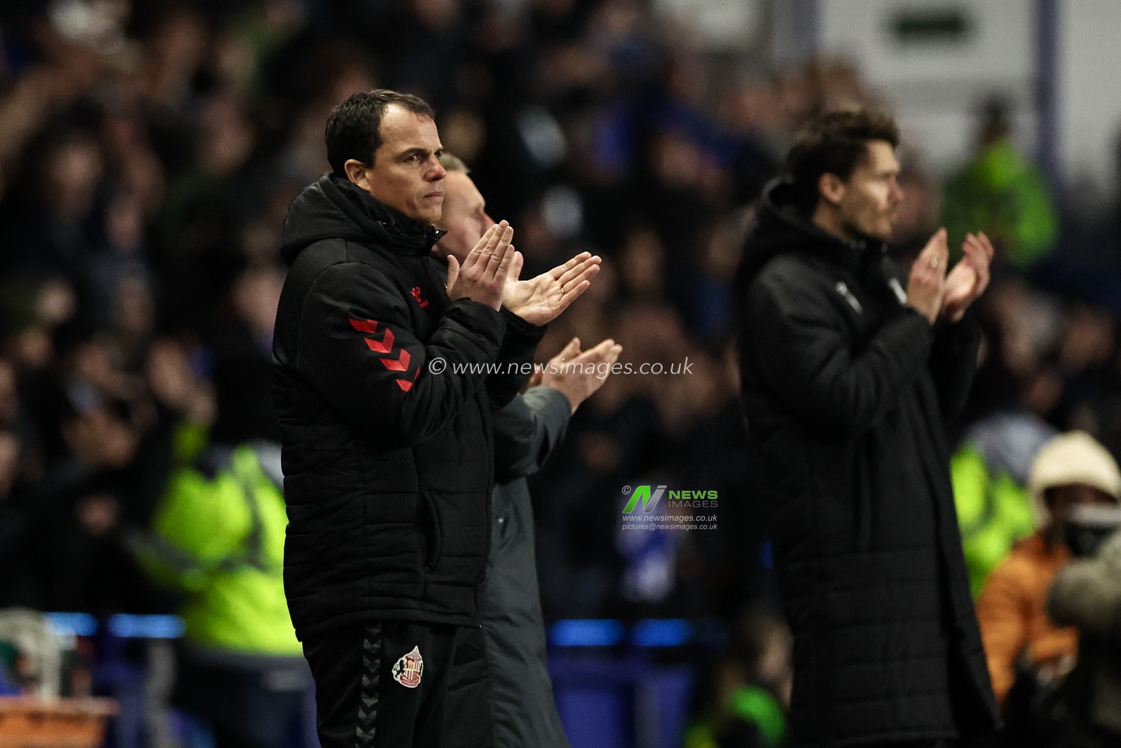 Regis Le Bris manager of Sunderland applauds as players officials and fans hold a minutes applause to remember 4 year old Jaxon Knowles who sadly passed away during the Sky Bet Championship match Sheffield Wednesday vs Sunderland at Hillsborough, Sheffield, United Kingdom, 28th February 2025

(Photo by Mark Cosgrove/News Images)