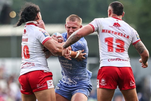 Mikołaj Olędzki of Leeds Rhinos is tackled by Tom Amone of Hull KR during the Betfred Super League round 16 match Leeds Rhinos vs Hull KR at AMT Headingley Stadium, Leeds, United Kingdom on 26 June 2026

(Photo by Alfie Cosgrove/News Images)