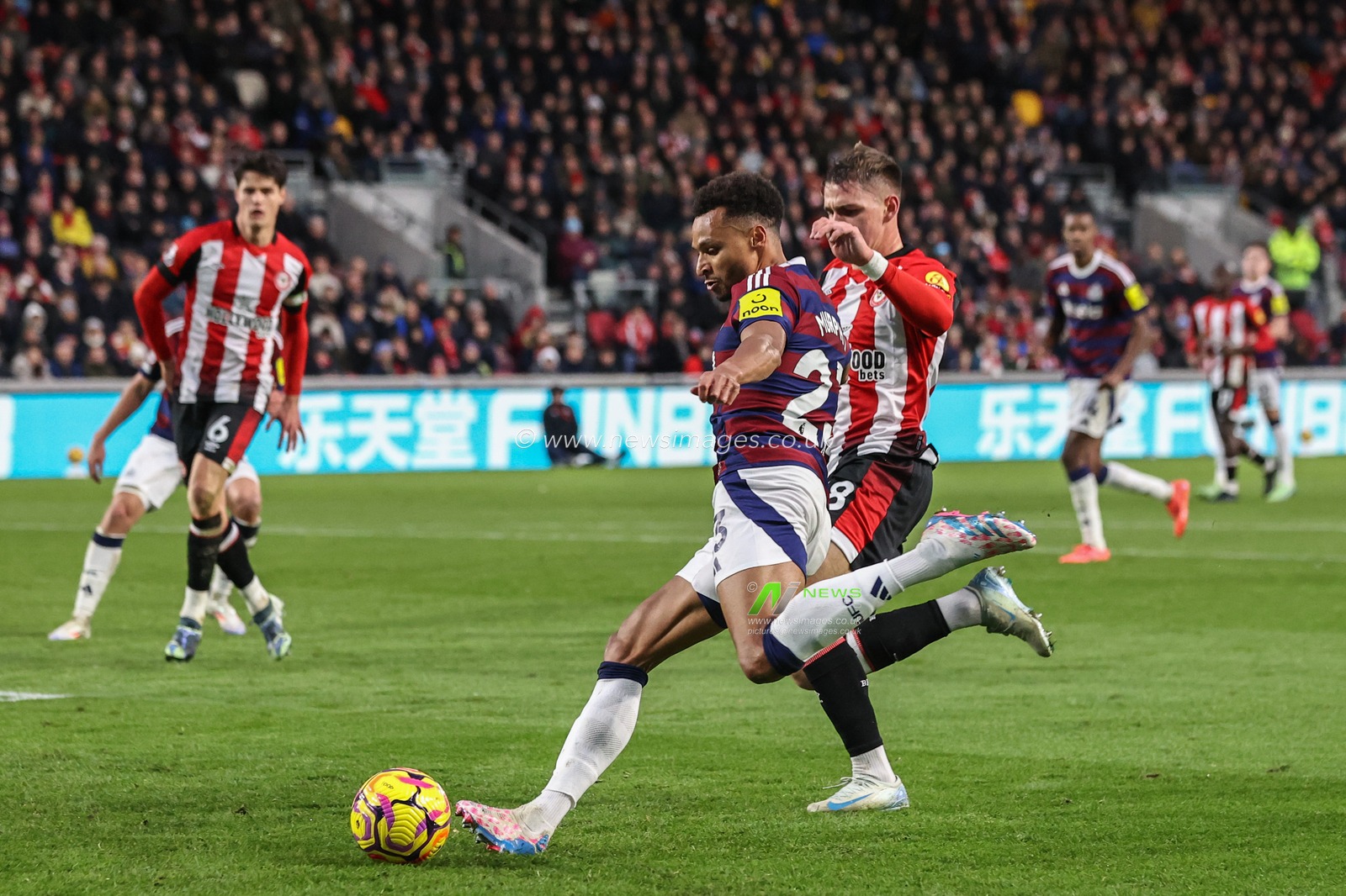 Jacob Murphy of Newcastle United crosses the ball into the box during the Premier League match Brentford vs Newcastle United at The Gtech Community Stadium, London, United Kingdom, 7th December 2024

(Photo by Alfie Cosgrove/News Images)