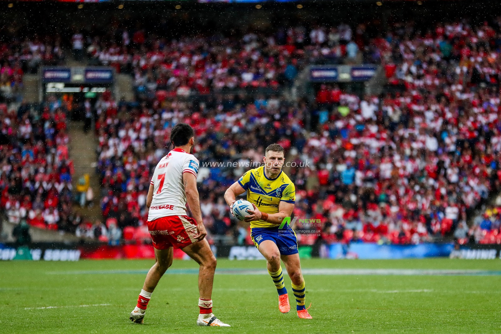 George Williams of Warrington Wolves runs with the ball during the Betfred Challenge Cup Final Warrington Wolves vs Hull KR at Wembley Stadium, London, United Kingdom, 7th June 2025

(Photo by Izzy Poles/News Images)