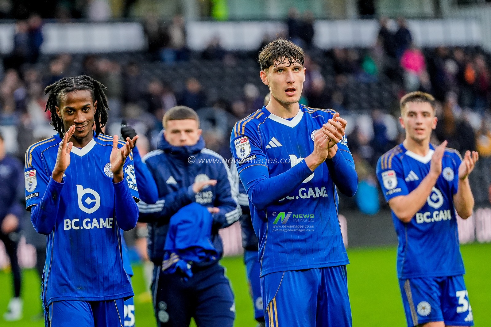 Leicester players applauds the fans in the away end during the Sky Bet Championship match Derby County vs Leicester City at Pride Park Stadium, Derby, United Kingdom, 6th December 2025

(Photo by Maynard Manyowa/News Images)

*** GER AUT SUI OUT ***