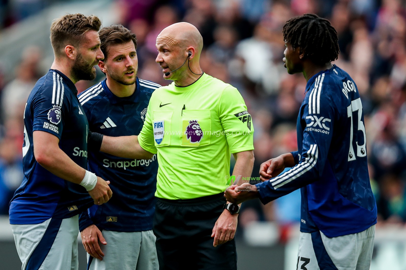 Luke Shaw of Manchester United speaks to Referee Anthony Taylor during the Premier League match Brentford vs Manchester United at The Gtech Community Stadium, London, United Kingdom, 4th May 2025

(Photo by Izzy Poles/News Images)