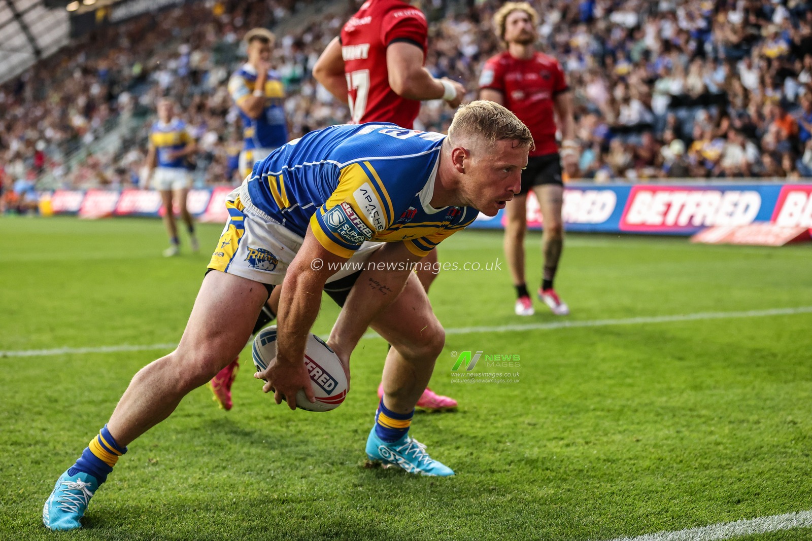 Lachlan Miller of Leeds Rhinos celebrates his try during the Betfred Super League round 19 match Leeds Rhinos vs Salford Red Devils at Headingley Stadium, Leeds, United Kingdom, 18th July 2025

(Photo by Alfie Cosgrove/News Images)