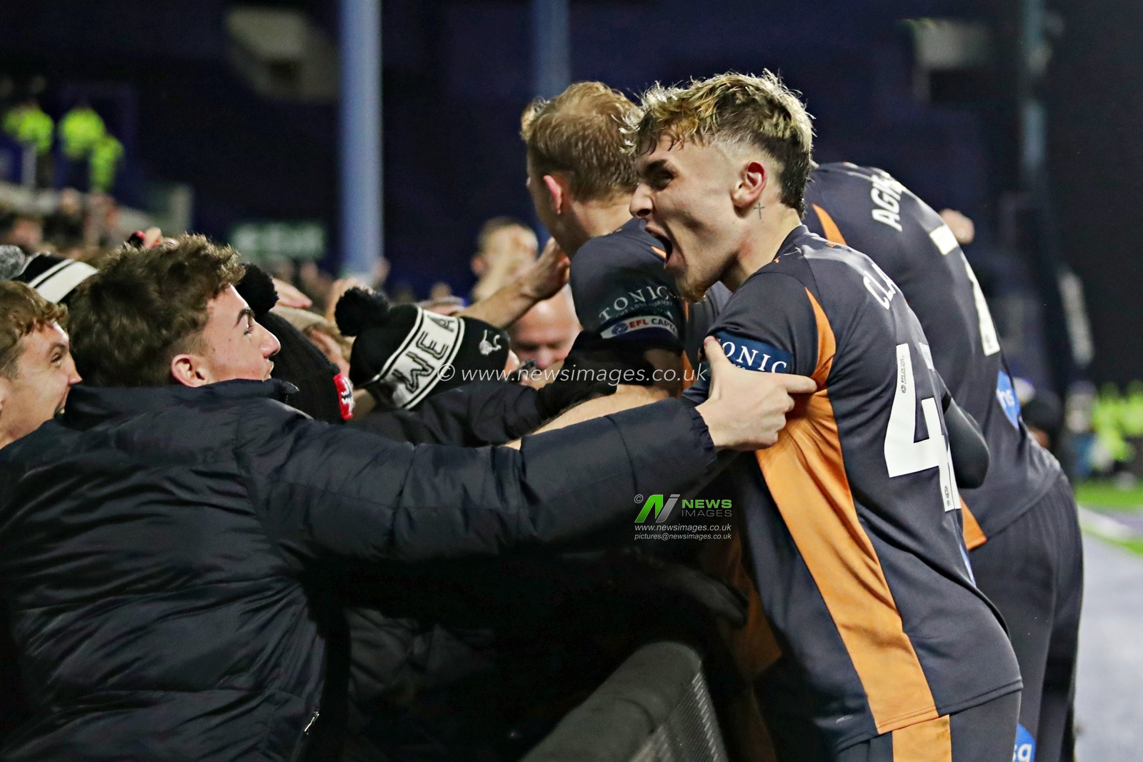 Derby County celebrate their second goal scored by Liam Thompson of Derby County during the Sky Bet Championship match Sheffield Wednesday vs Derby County at Hillsborough, Sheffield, United Kingdom, 15th December 2025(Photo by Sam Eaden/News Images)*** GER AUT SUI OUT ***