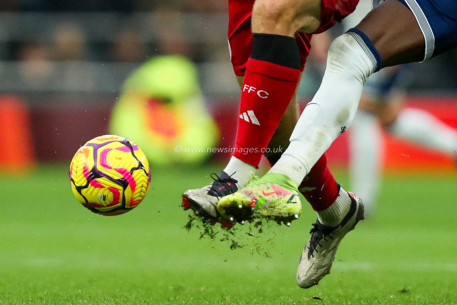 Sander Berge of Fulham battles for the ball with Pape Matar Sarr of Tottenham Hotspur during the Premier League match Tottenham Hotspur vs Fulham at Tottenham Hotspur Stadium, London, United Kingdom, 1st December 2024

(Photo by Izzy Poles/News Images)