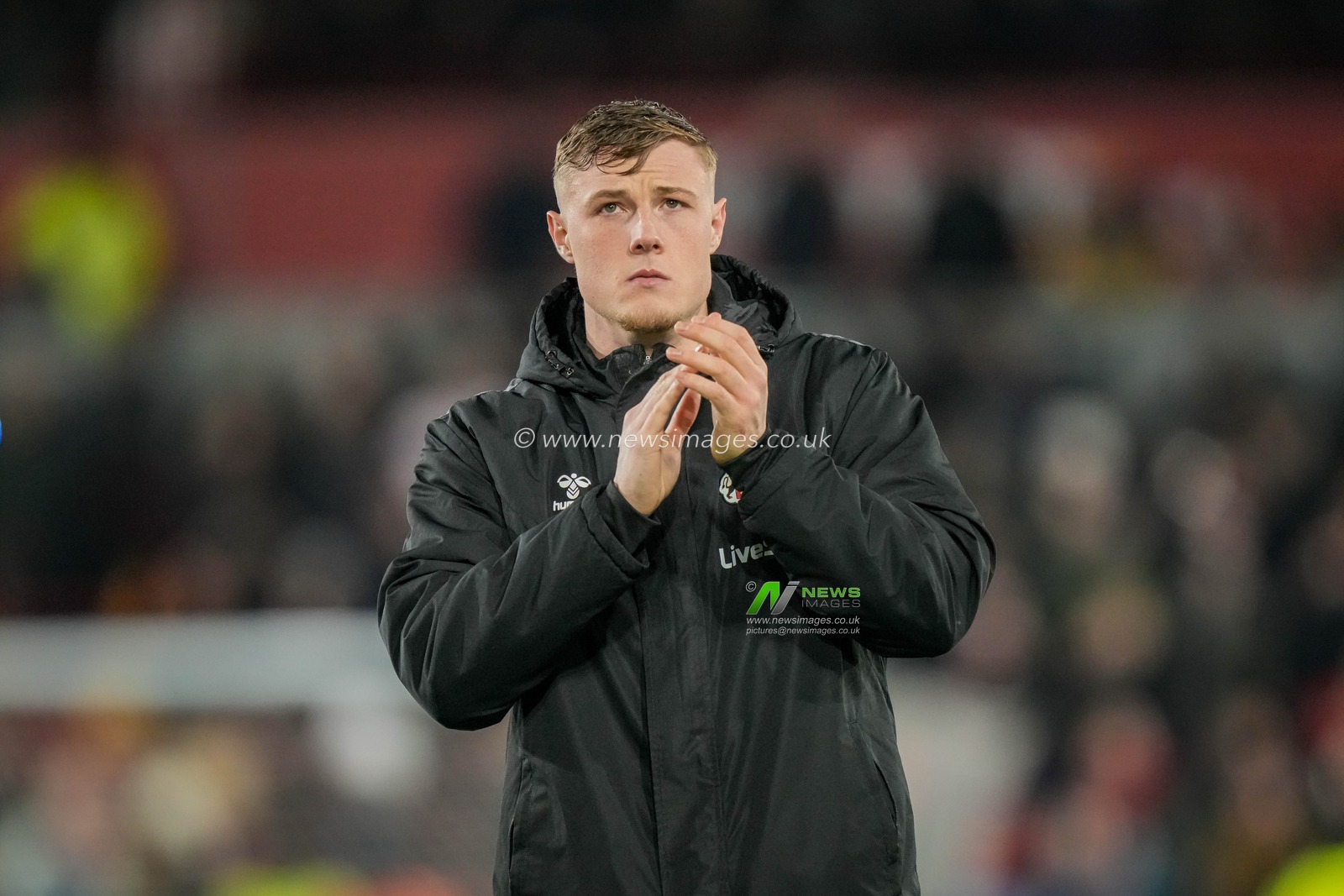 Daniel Ballard of Sunderland applauds the fans after the final whistle during the Premier League match Brentford vs Sunderland at The Gtech Community Stadium, London, United Kingdom, 7th January 2026

(Photo by Maynard Manyowa/News Images)

*** GER AUT SUI OUT ***