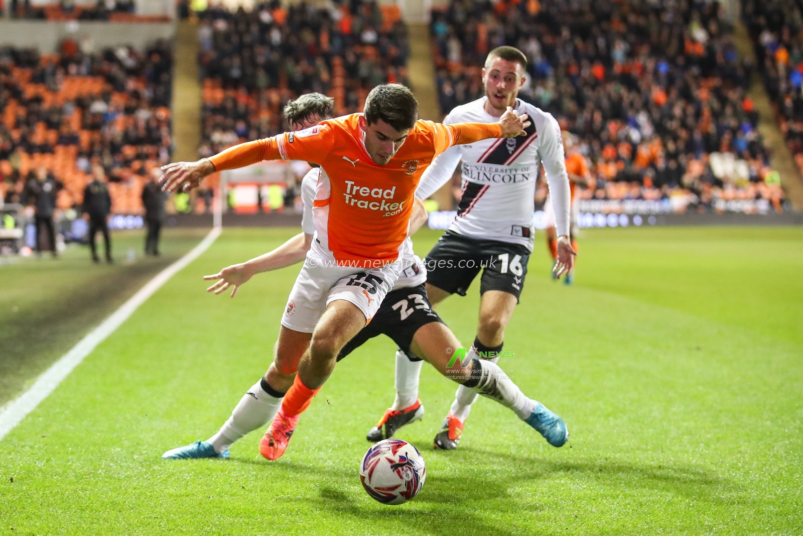 Rob Apter of Blackpool holds off Sean Roughan of Lincoln City during the Sky Bet League 1 match Blackpool vs Lincoln City at Bloomfield Road, Blackpool, United Kingdom, 1st October 2024

(Photo by Gareth Evans/News Images)