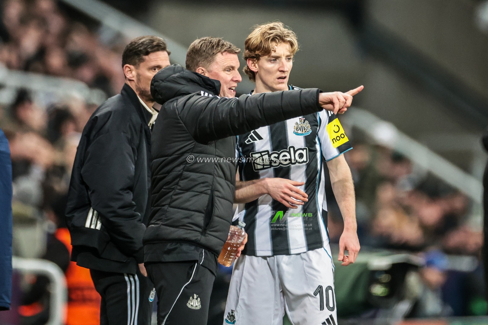 Eddie Howe manager of Newcastle United gives his team instructions Anthony Gordon of Newcastle Untied during the UEFA Champions League Matchday 7 of 8 Newcastle United v PSV Eindhovenn at St. James's Park, Newcastle, United Kingdom, 21st January 2026

(Photo by Mark Cosgrove/News Images)