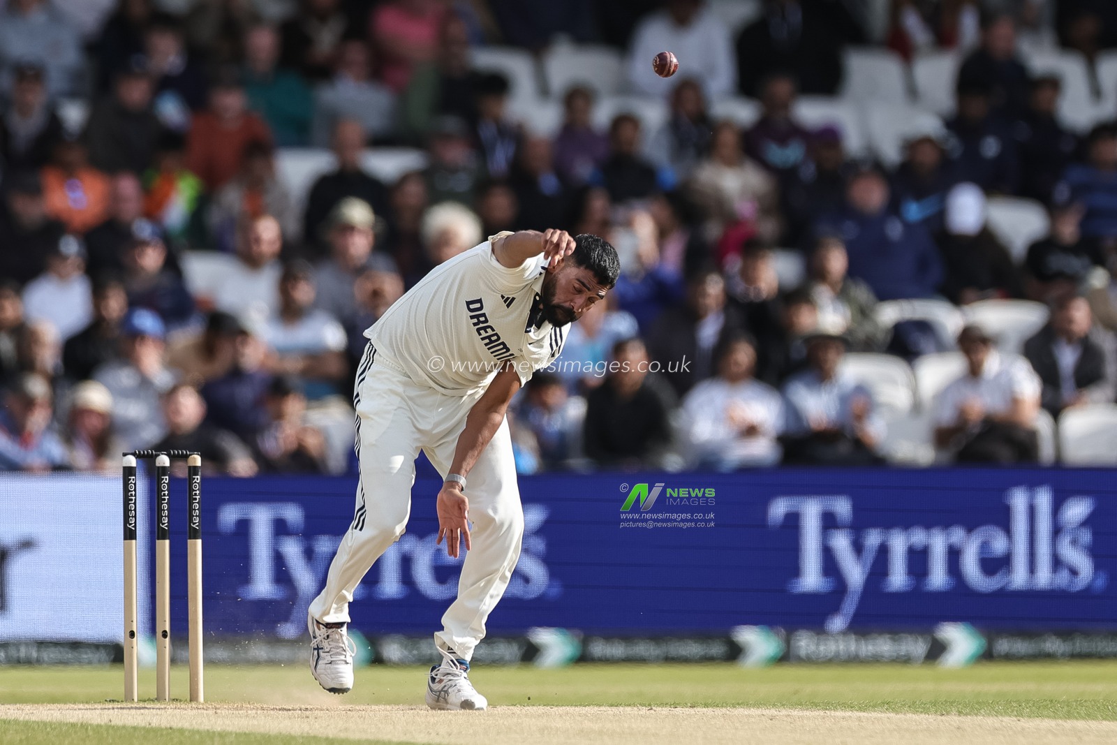 Mohammad Siraj of India delivers the ball during the 1st Rothesay Test Day 4 Match England v India at Headingley Cricket Ground, Leeds, United Kingdom, 23rd June 2025

(Photo by Mark Cosgrove/News Images)