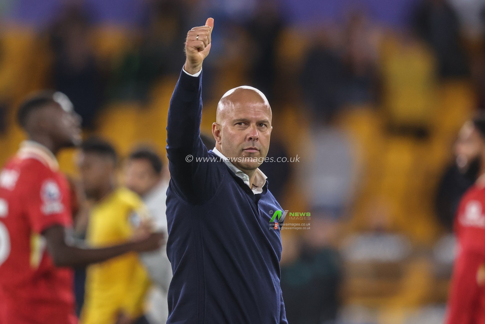 Arne Slot manager of Liverpool gives a thumbs up to the travelling fans after the game during the Premier League match Wolverhampton Wanderers vs Liverpool at Molineux, Wolverhampton, United Kingdom, 28th September 2024

(Photo by Alfie Cosgrove/News Images)