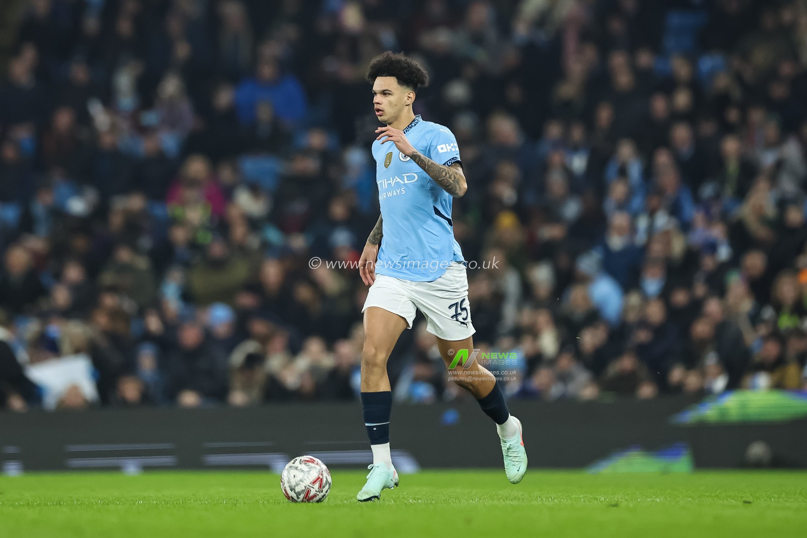 Nico O'Reilly of Manchester City makes a break with the ball during the Emirates FA Cup 3rd Round match Manchester City vs Salford City at Etihad Stadium, Manchester, United Kingdom, 11th January 2025

(Photo by Mark Cosgrove/News Images)
