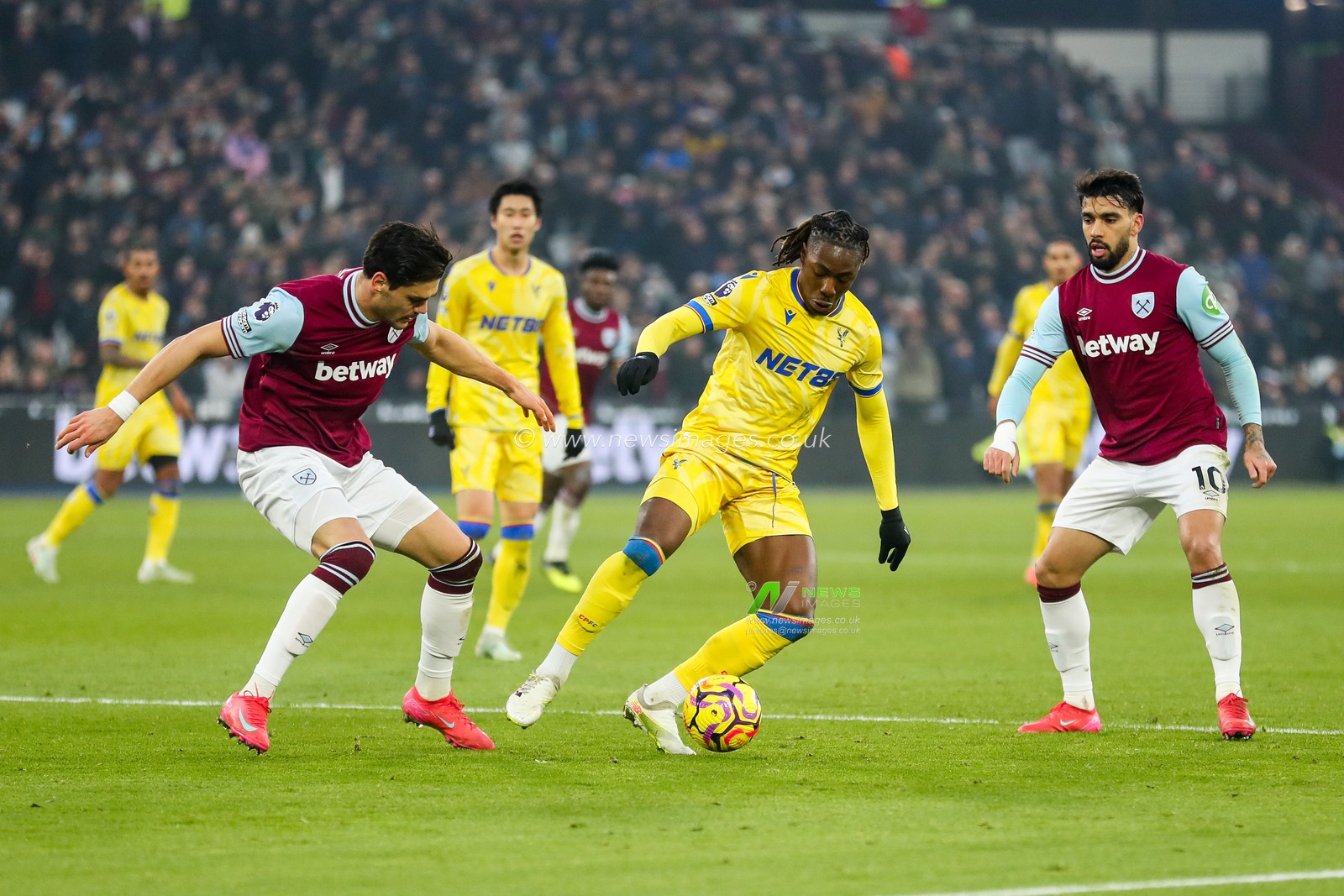 Eberechi Eze of Crystal Palace is put under pressure by Maximilian Kilman during the Premier League match West Ham United vs Crystal Palace at London Stadium, London, United Kingdom, 18th January 2025

(Photo by Izzy Poles/News Images)