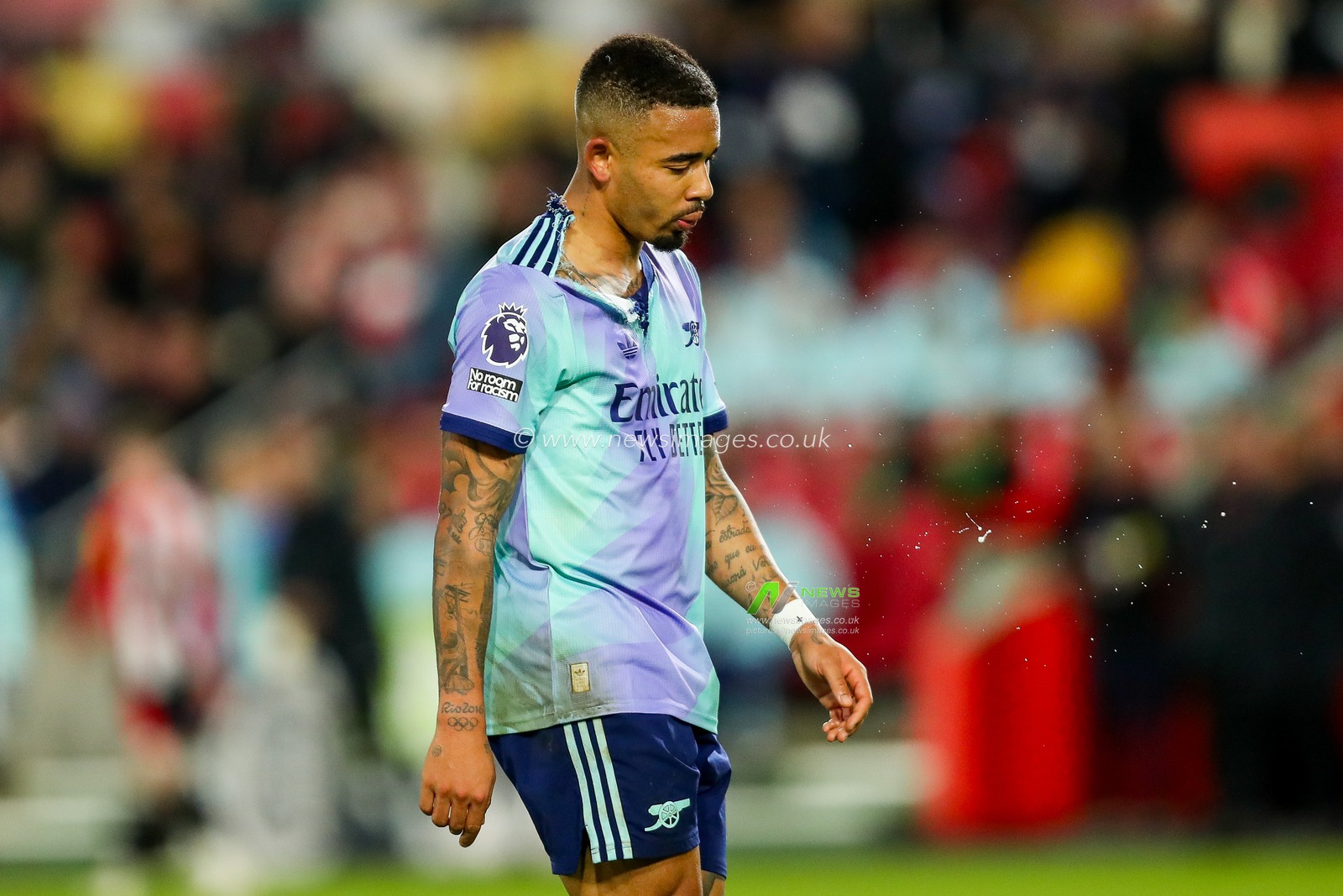 Gabriel Jesus of Arsenal leaves the field with a ripped shirt during the Premier League match Brentford vs Arsenal at The Gtech Community Stadium, London, United Kingdom, 1st January 2025

(Photo by Izzy Poles/News Images)