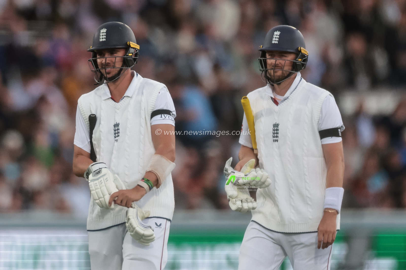 Josh Tongue of England and Ollie Robinson of England head in early for tea as bad light stops play during the 1st Rothesay Test Match Day 1 England vs New Zealand at Lords, London, United Kingdom on 04 June 2026

(Photo by Mark Cosgrove/News Images)