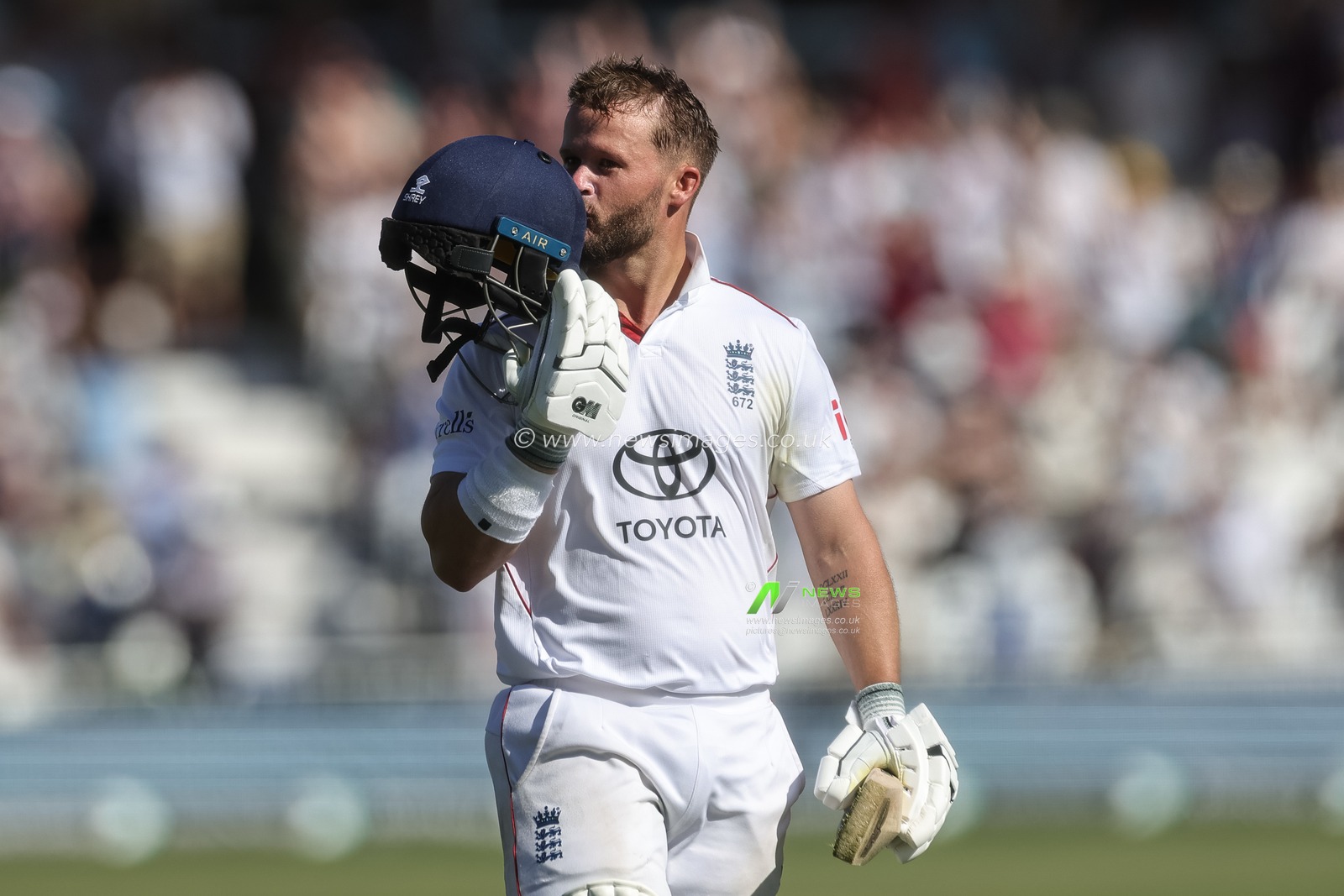 Ben Duckett of England kisses the head guard as he makes his century during the 3rd Rothesay Test Match Day 2 match England vs New Zealand at Trent Bridge, Nottingham, United Kingdom on 26 June 2026

(Photo by Mark Cosgrove/News Images)