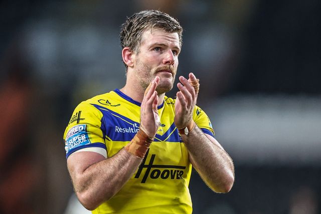Luke Yates of Warrington Wolves applauds the fans after the game during the Betfred Super League Round 26 match Hull FC vs Warrington Wolves at MKM Stadium, Hull, United Kingdom, 13th September 2025

(Photo by Alfie Cosgrove/News Images)