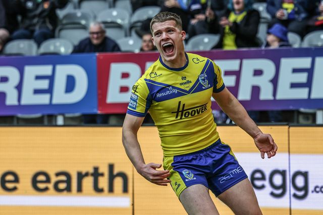 Jake Thewlis of Warrington Wolves celebrates his try during the Betfred Magic Weekend 2025 match Wigan Warriors vs Warrington Wolves at St. James's Park, Newcastle, United Kingdom, 4th May 2025

(Photo by Mark Cosgrove/News Images)
