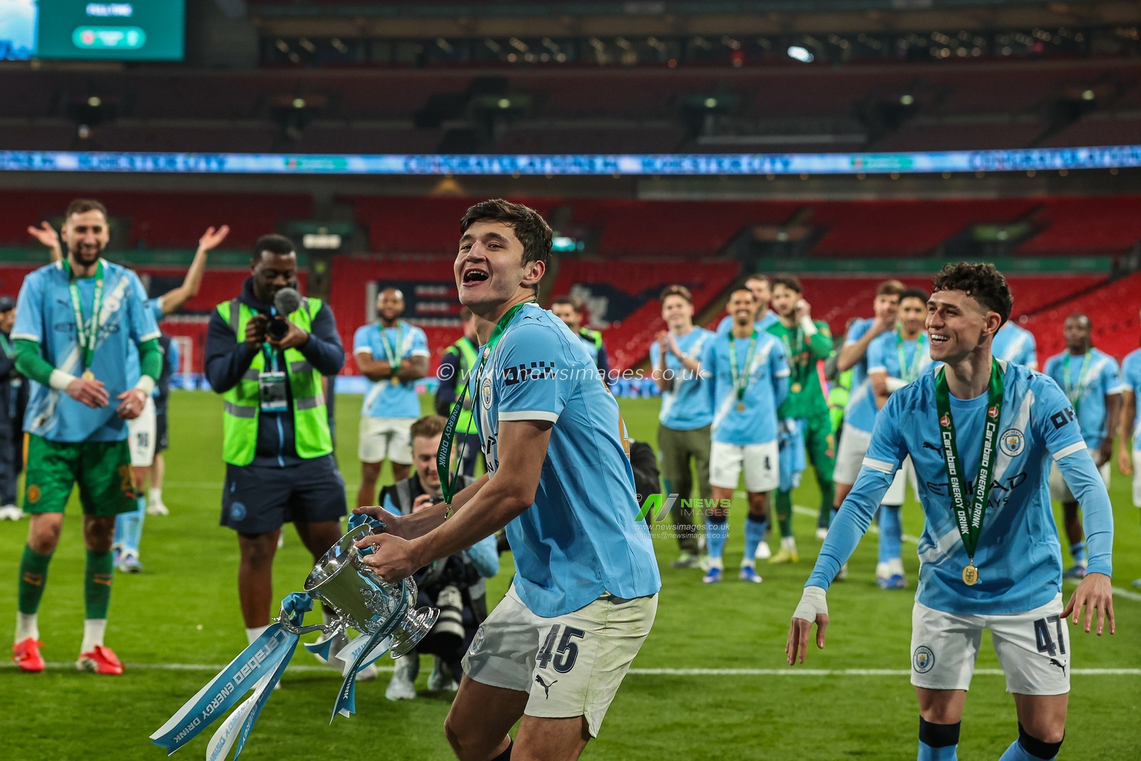 Abdukodir Khusanov of Manchester City  celebrates his team winning the trophy and lifts the trophy at full time during the Carabao Cup Final match Arsenal vs Manchester City at Emirates, London, United Kingdom on 22 March 2026

(Photo by Alfie Cosgrove/News Images)